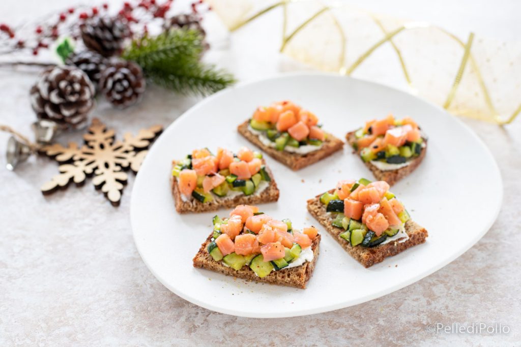 crostini com salmão defumado e abobrinha