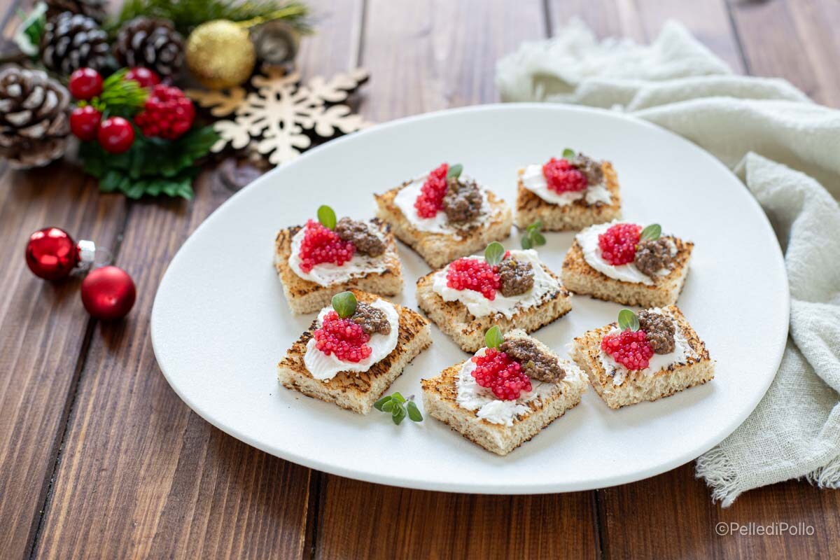 Crostini natalinos com ovas de lompo e azeitonas