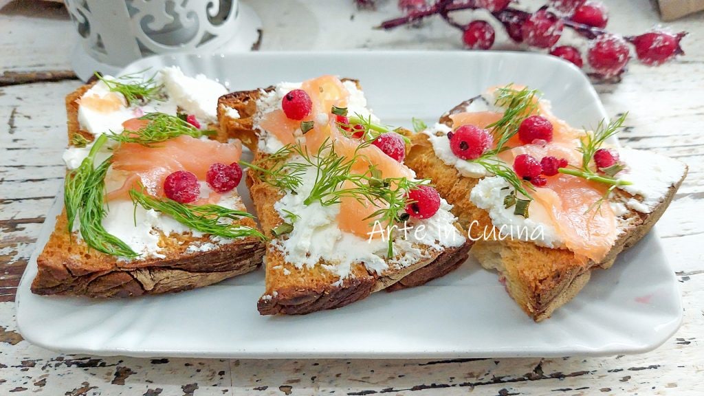 CROSTINIS com SALMÃO e robiola