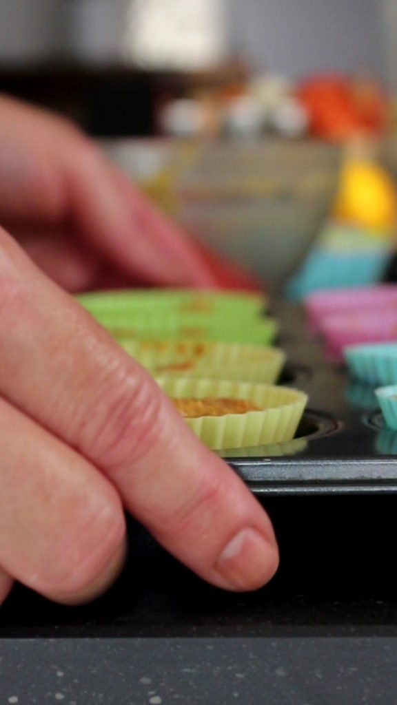 cupcakes de abóbora na forma prontos para assar no forno