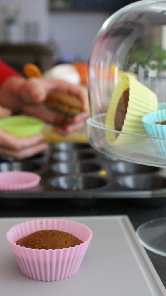 desenformar os cupcakes apenas após o resfriamento completo