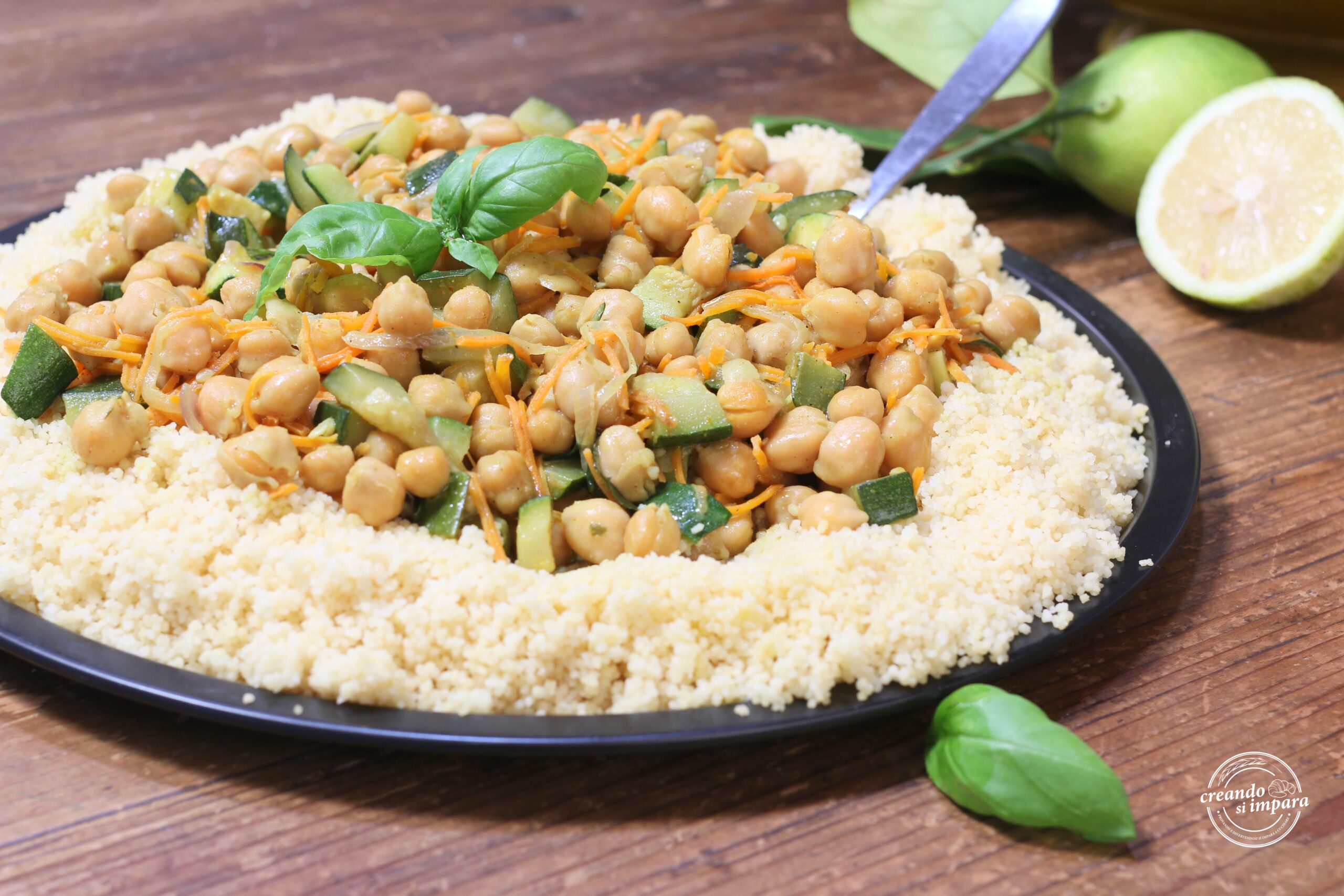 Curry de grão-de-bico e legumes com cuscuz