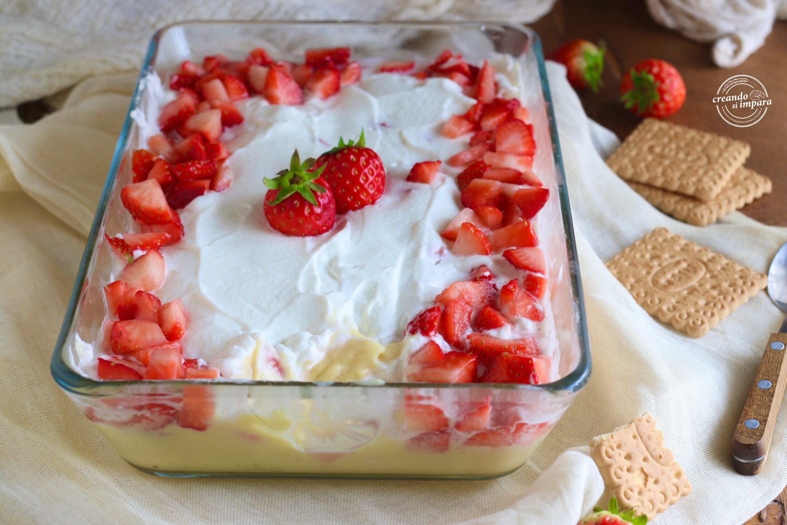 Doce creme chantilly e morangos