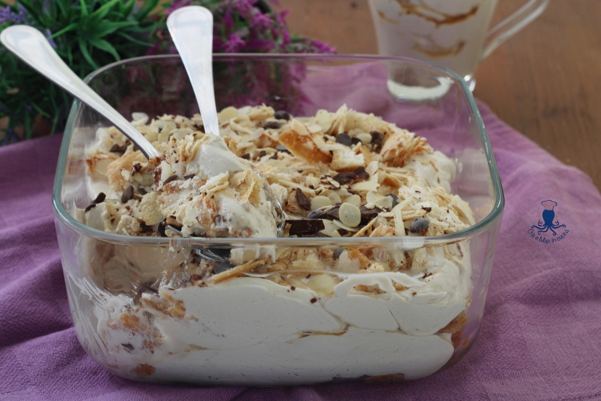 Doce de café com mil-folhas glaceadas