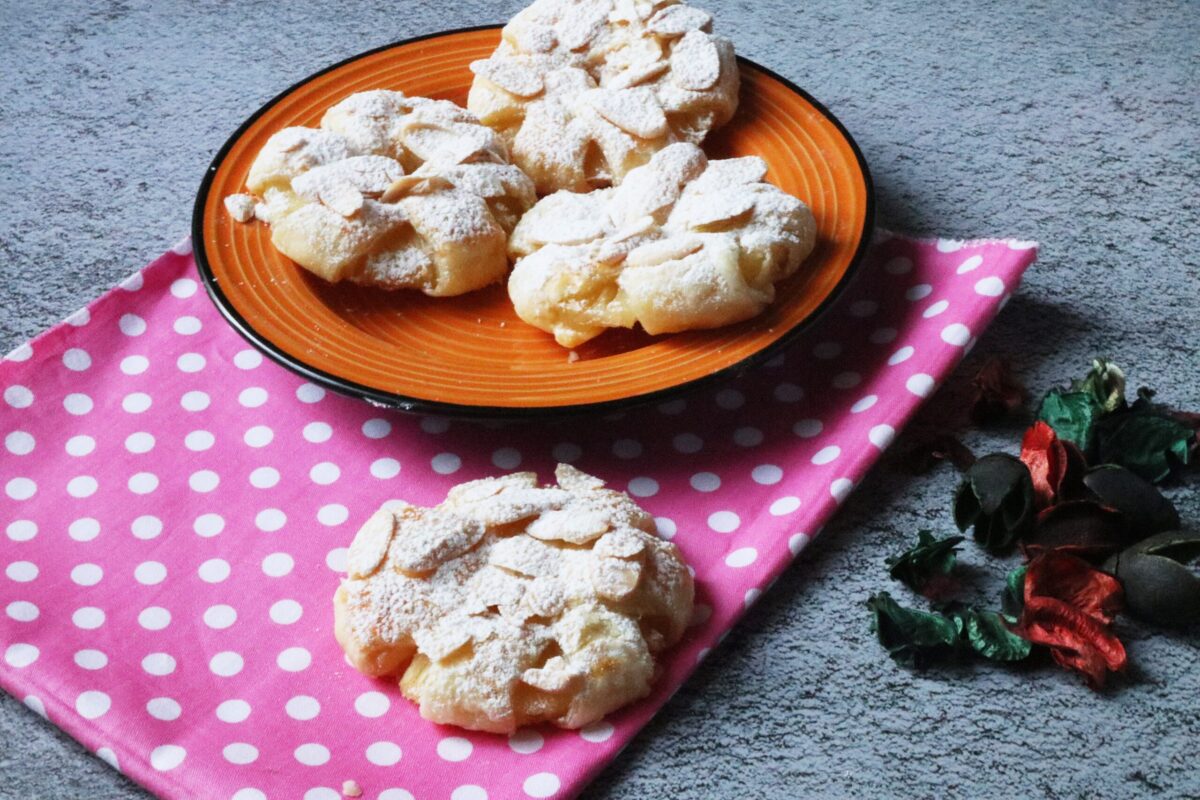 Doces de massa folhada com abacaxi