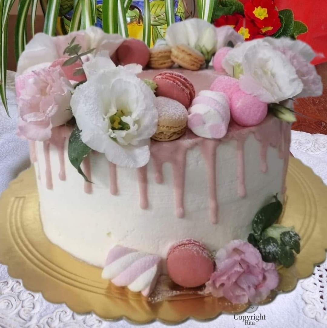 O bolo drip cake de morangos