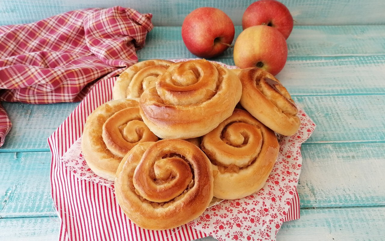 ENROLADINHOS BRIOCHE DE MAÇÃS MACIOS E PERFUMADOS