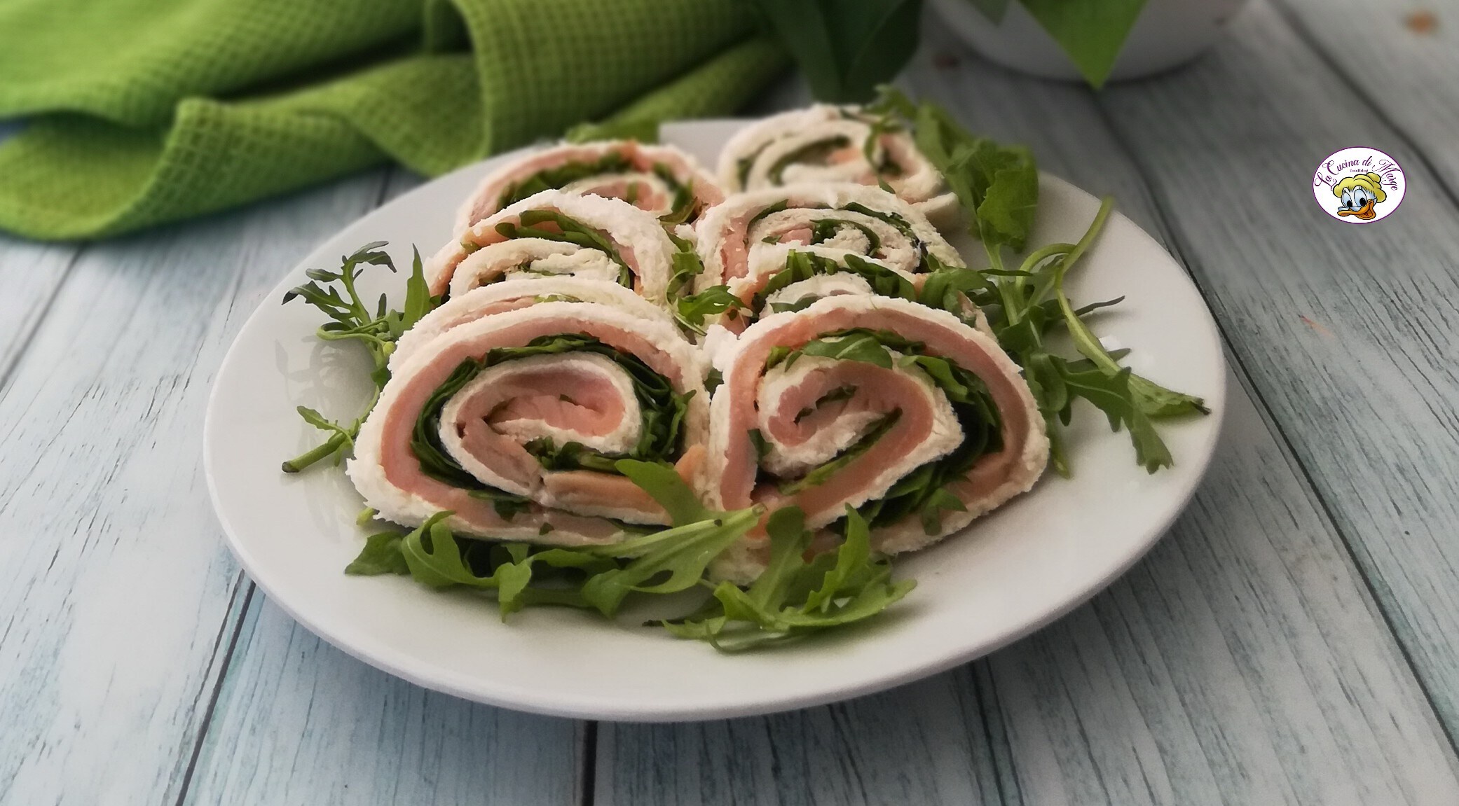 Enroladinhos de salmão e rúcula