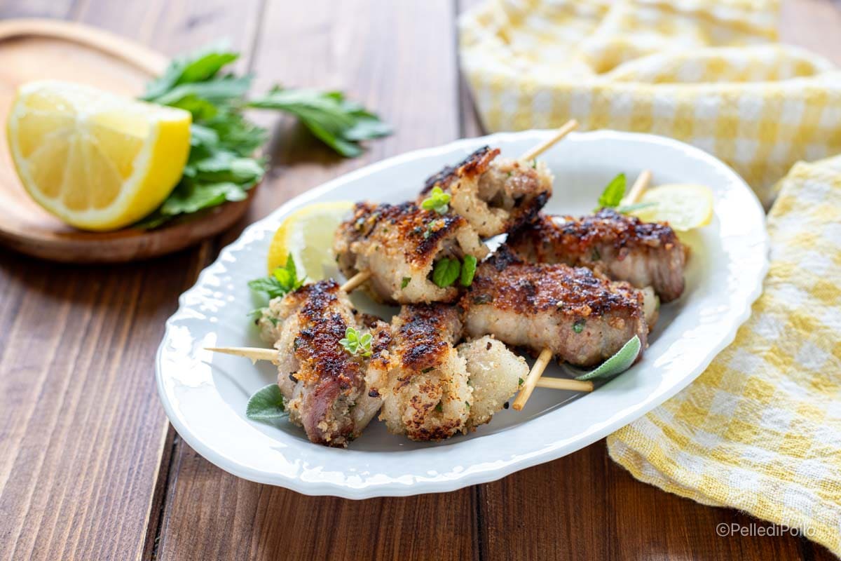 Enroladinhos de bacon fresco com ervas e farinha de rosca