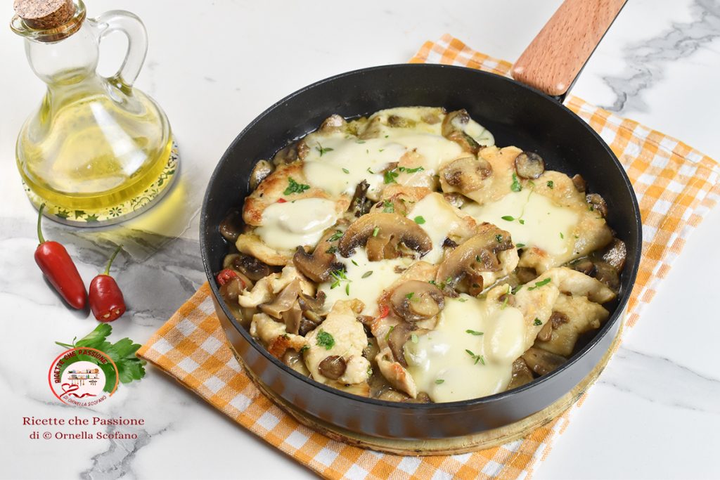 Receita de escalopes de frango saborosos com cogumelos e provolone