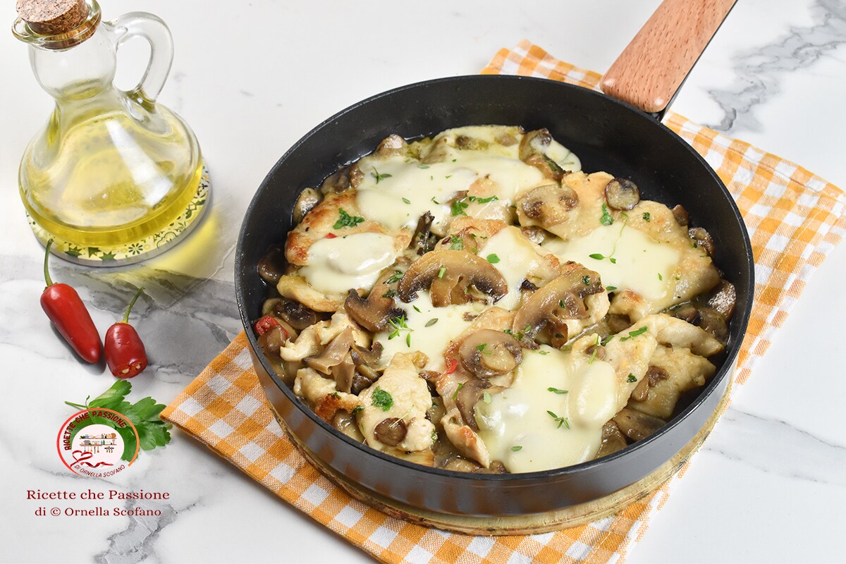 Escalopes de frango saborosas com cogumelos e provolone