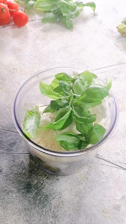 espaguete com pesto de abobrinha e tomatinhos