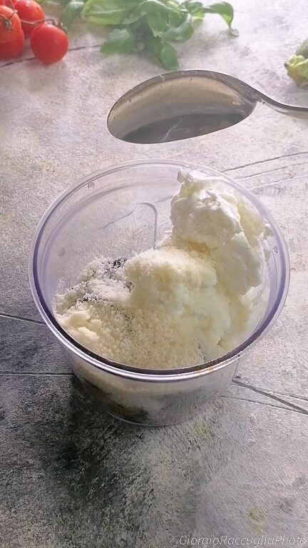 espaguete com pesto de abobrinha e tomatinhos