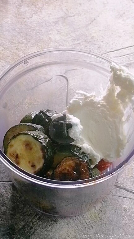 espaguete com pesto de abobrinha e tomatinhos