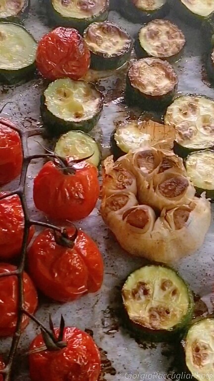 espaguete com pesto de abobrinha e tomatinhos