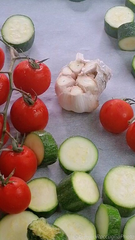 espaguete com pesto de abobrinha e tomatinhos