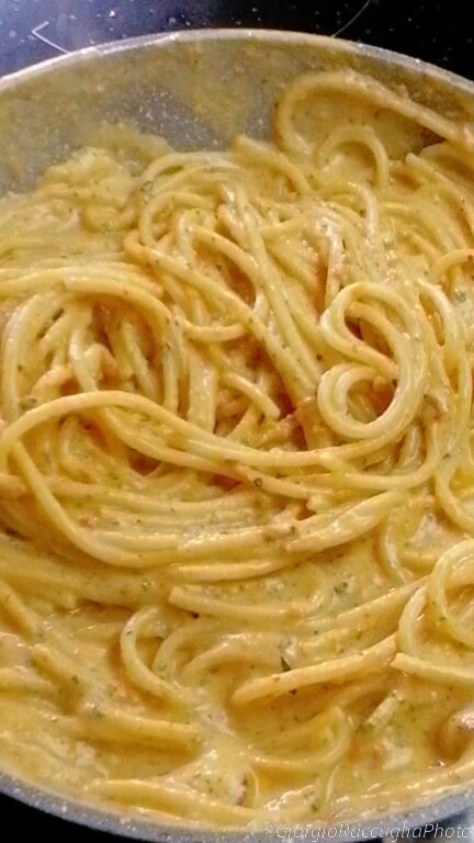 espaguete com pesto de abobrinha e tomatinhos