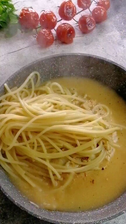 espaguete com pesto de abobrinha e tomatinhos