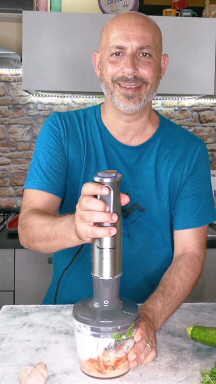 espaguete com pesto de abobrinha e tomatinhos