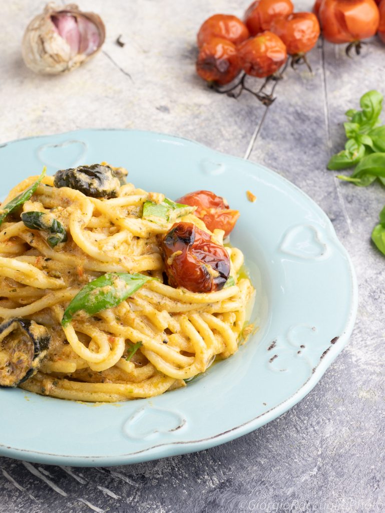 espaguete com pesto de abobrinha e tomatinhos
