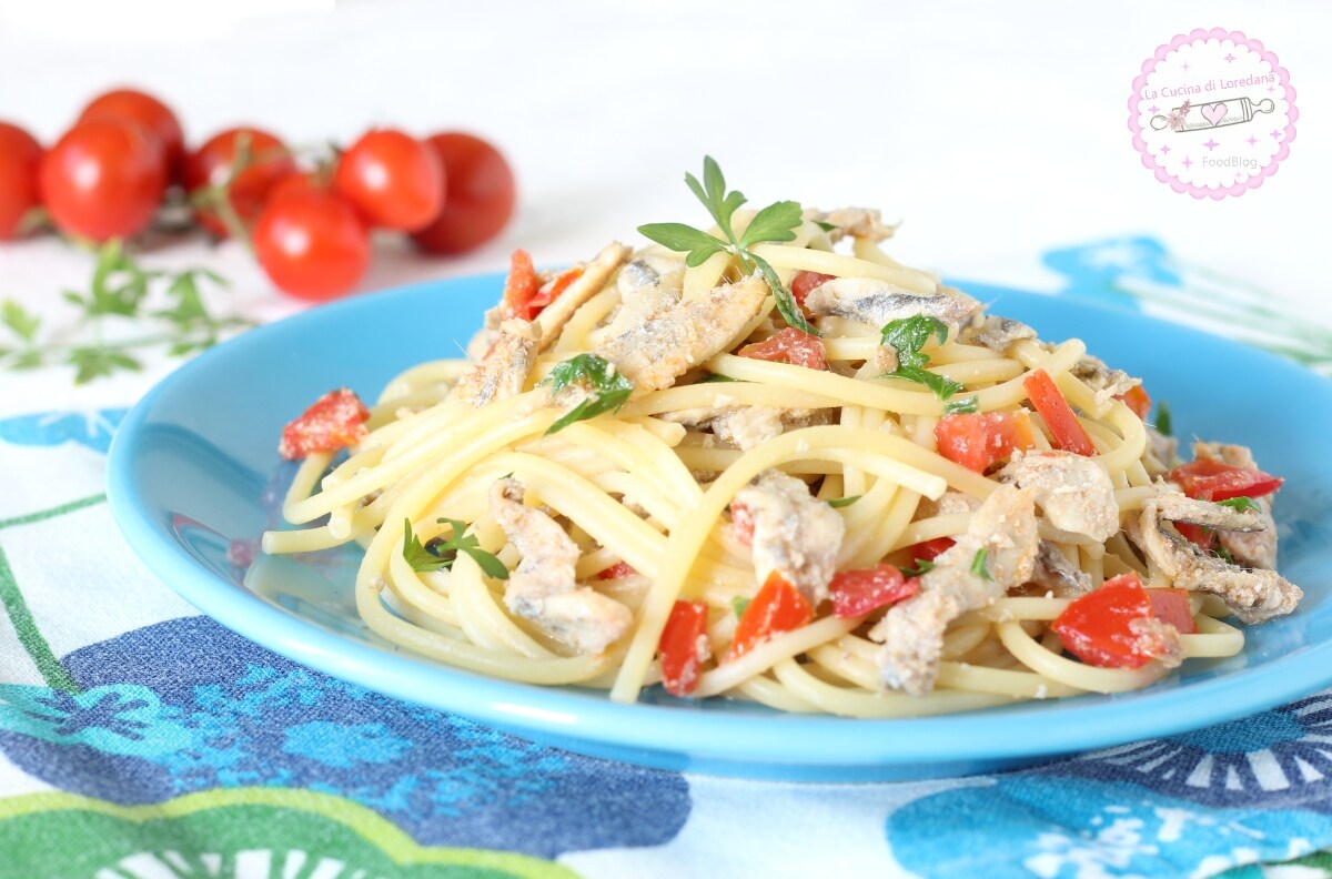 ESPAGUETE COM ANCHOVAS E TOMATINHOS