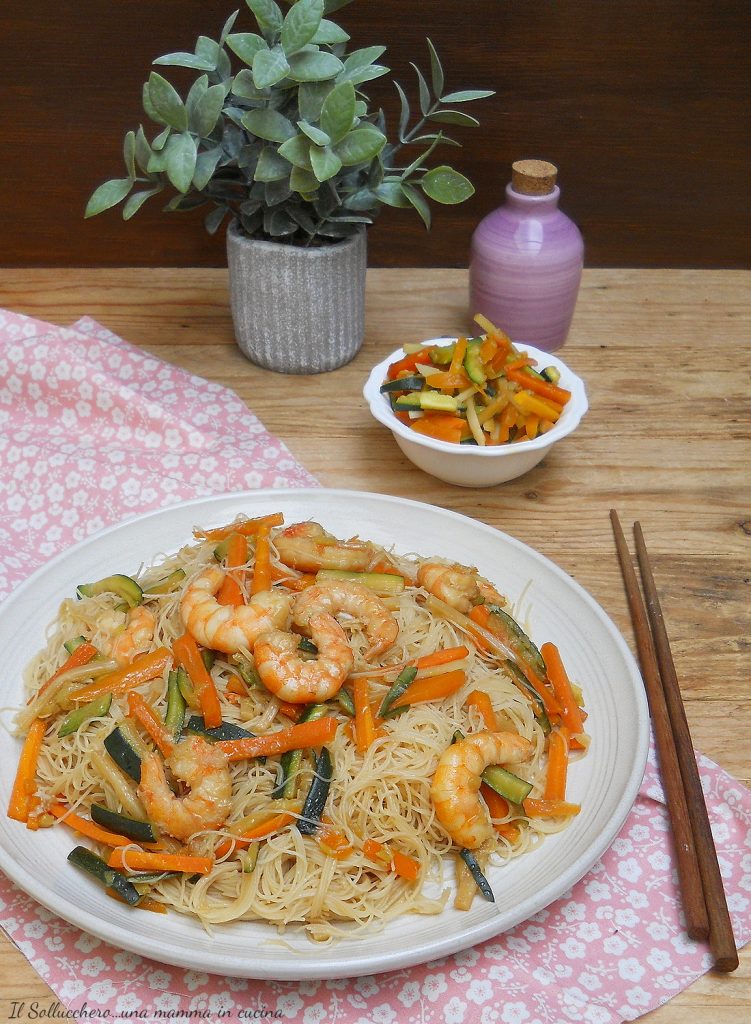 espaguete de arroz com camarões e legumes vertical