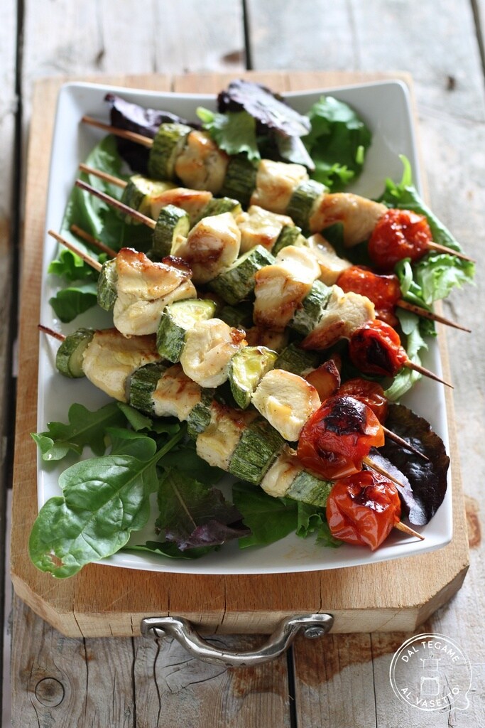 espetinhos com legumes e frango cozidos no micro-ondas