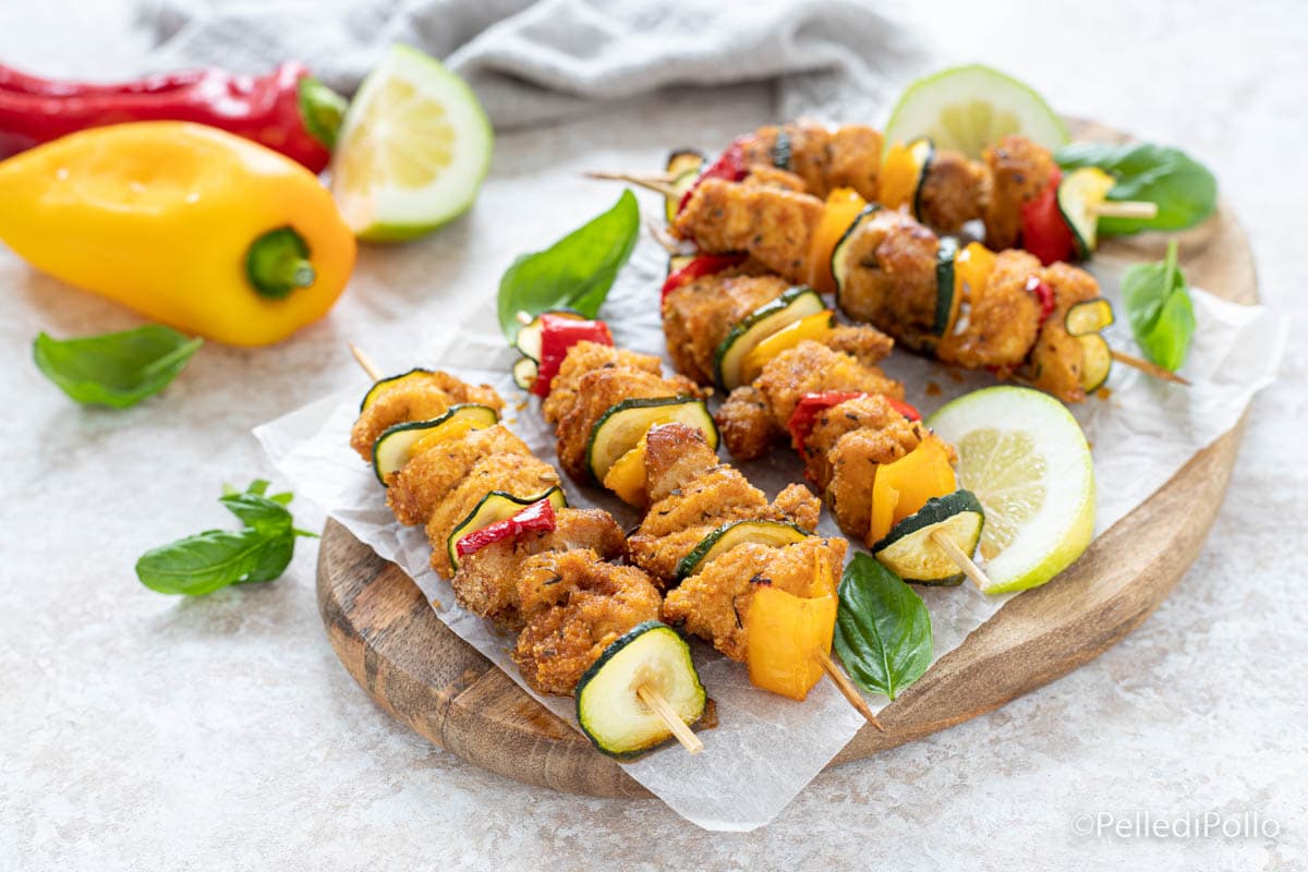 Espetinhos de frango com páprica e legumes