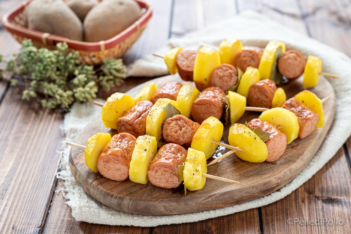 Espetinhos de salsicha e batatas