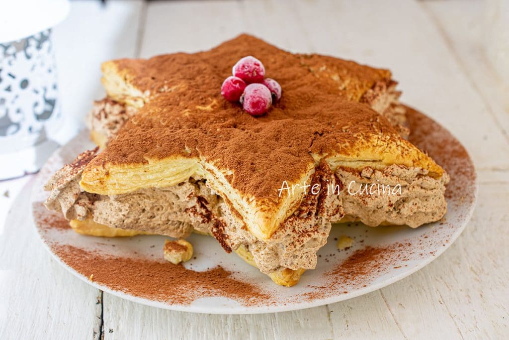 Estrela de massa folhada com tiramisù doce de Natal