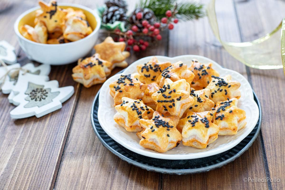 Estrelinhas de massa folhada com tomate e orégano
