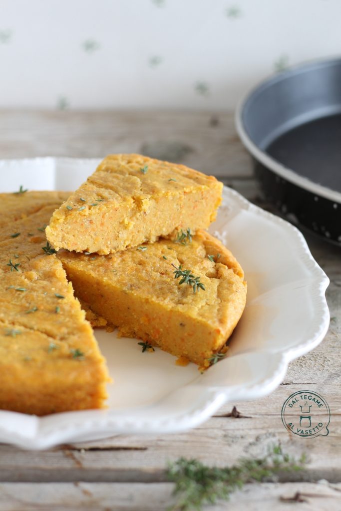 focaccia semelhante à farinata com farinha de grão-de-bico e cenouras raladas cozida no micro-ondas