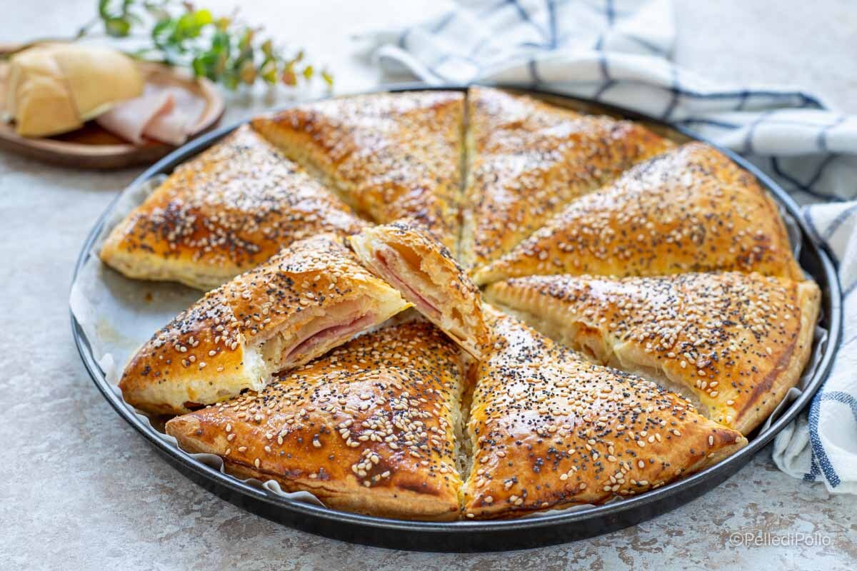 Fatias de massa folhada com presunto e queijo provolone