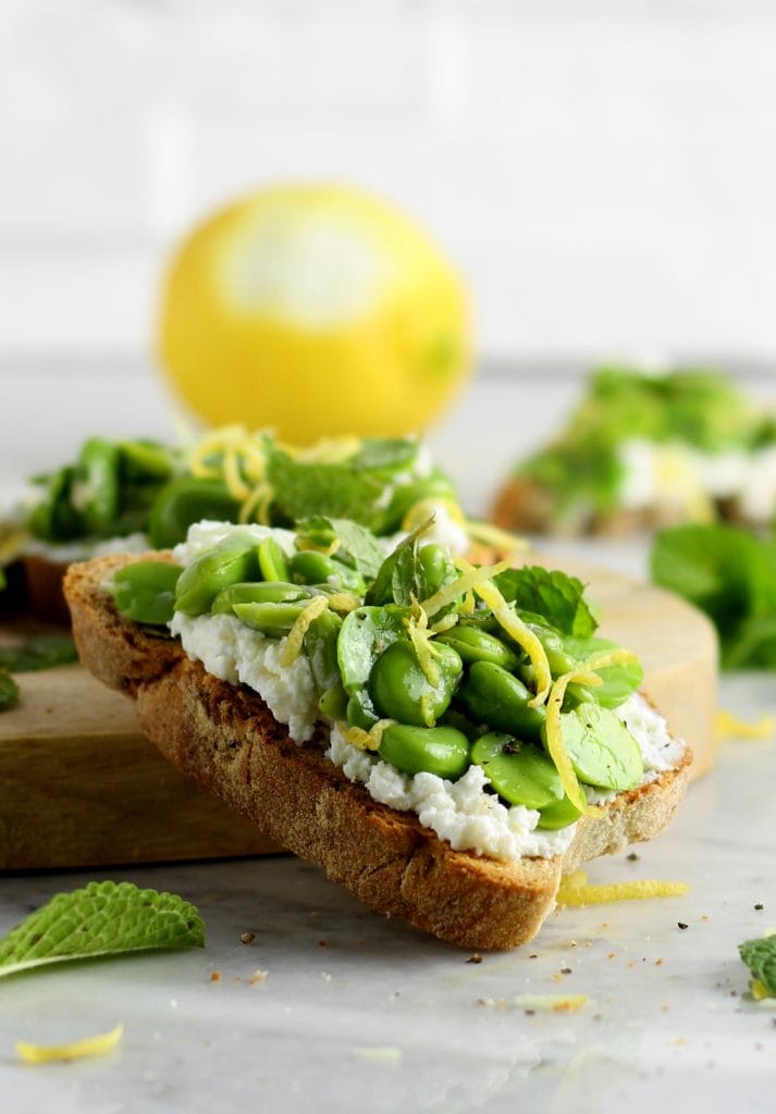 Crostini com favas, ricotta e pecorino