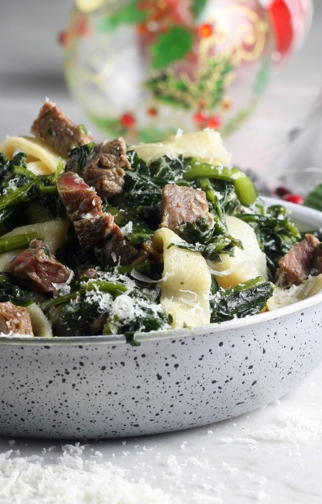 Fettuccine com ragu de bife e chicória