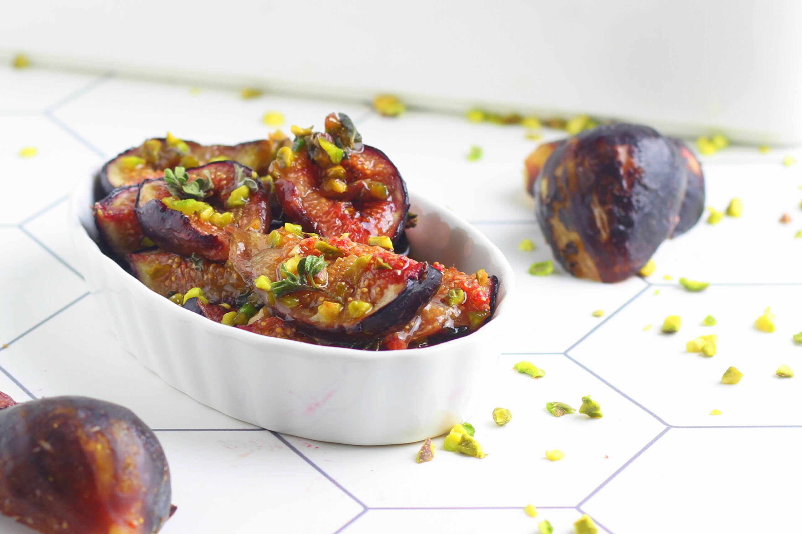 Figos caramelizados com granulado de pistache