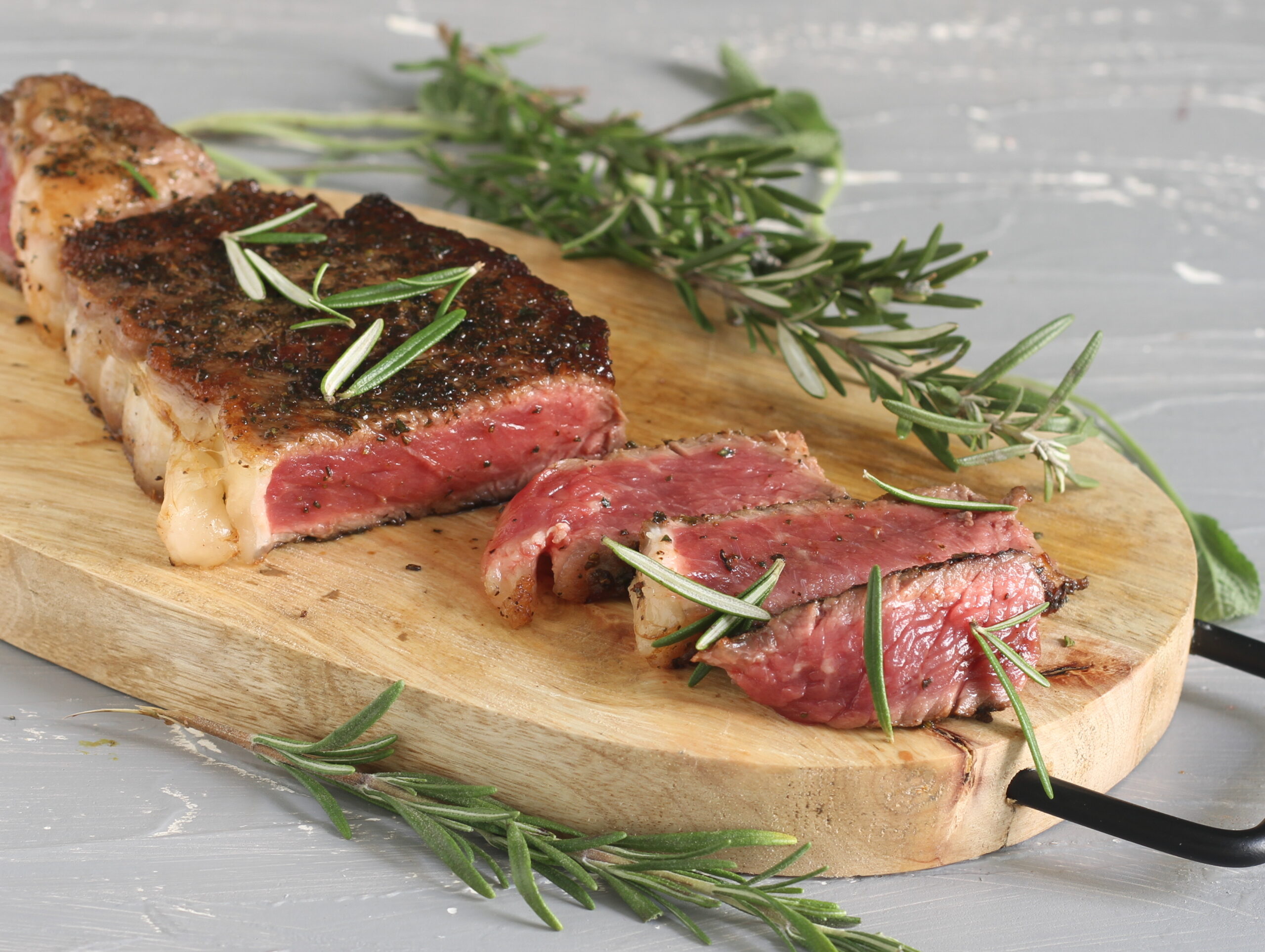 Filé de carne bovina grelhado na frigideira