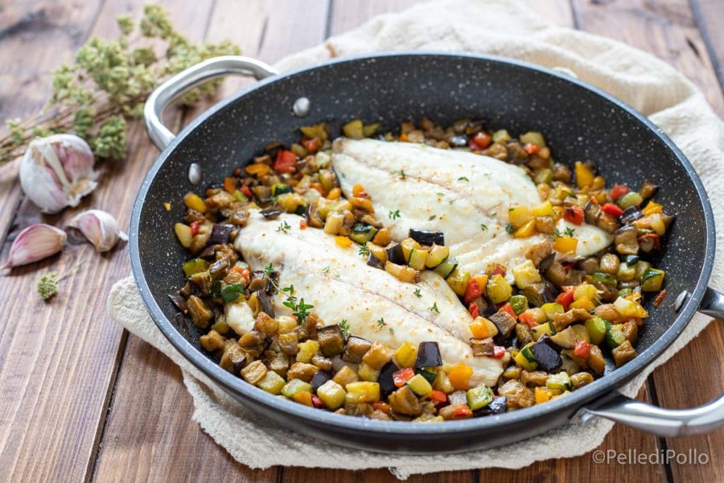 filés de dourada com legumes na frigideira