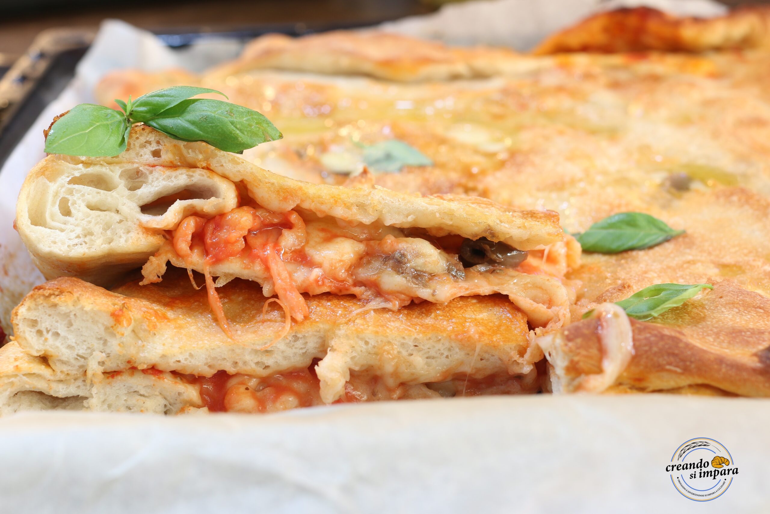 Focaccia com anchovas e azeitonas