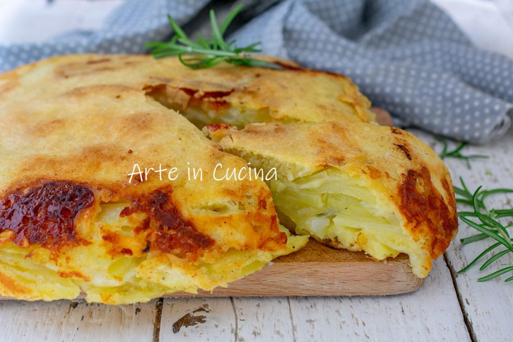 Focaccia rápida sem fermentação com batatas e cebolas na frigideira