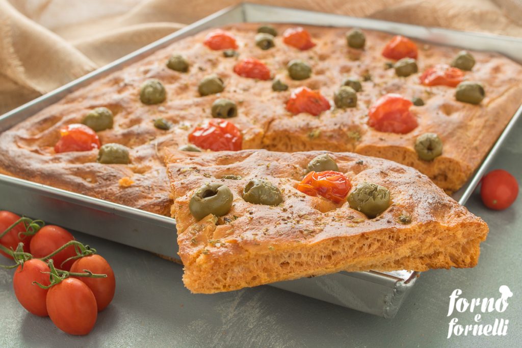 focaccia vermelha com tomatinhos