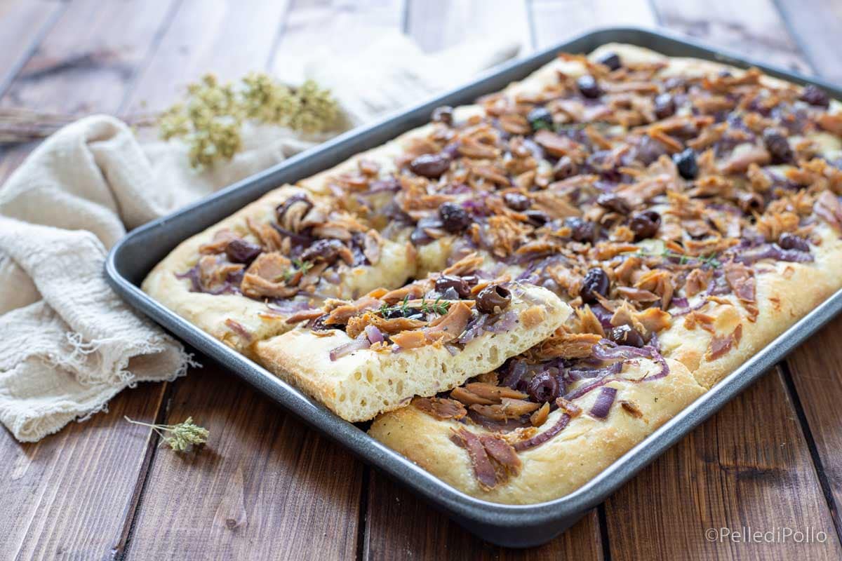 Focaccia com atum, cebola e azeitonas