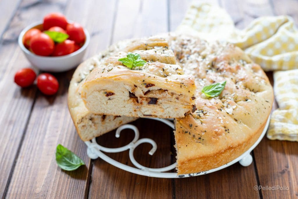 focaccia com tomates secos e azeitonas