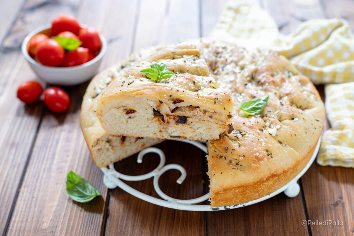 Focaccia com tomates secos e azeitonas