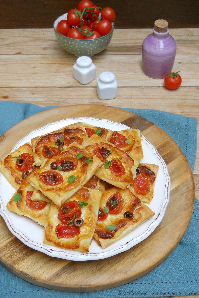folhadinhos com tomatinhos, stracchino e azeitonas vert