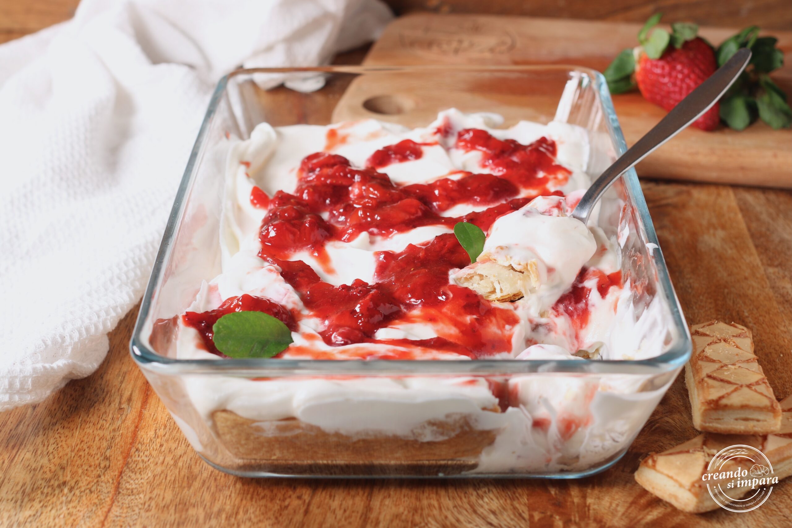 Doce com folhados, iogurte e morangos