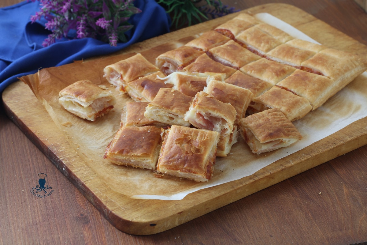 Folhados de presunto e queijo
