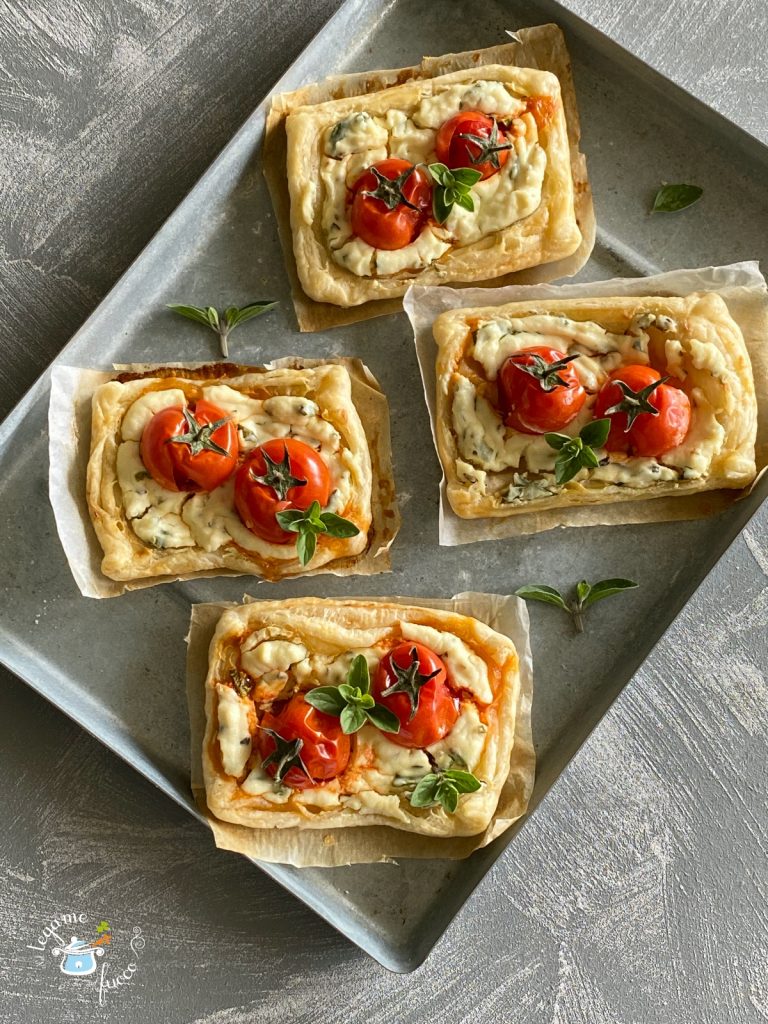 folhados salgados com ricota e tomates cereja cozidos no micro-ondas