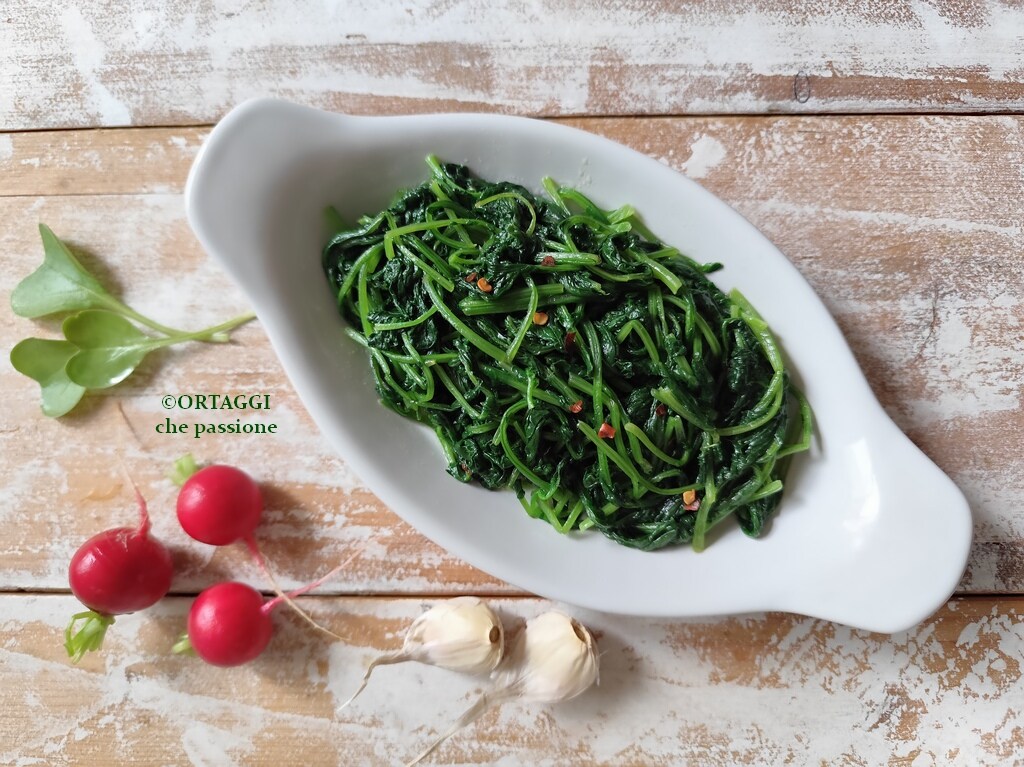 Folhas de rabanete na frigideira, salteadas ou cozidas