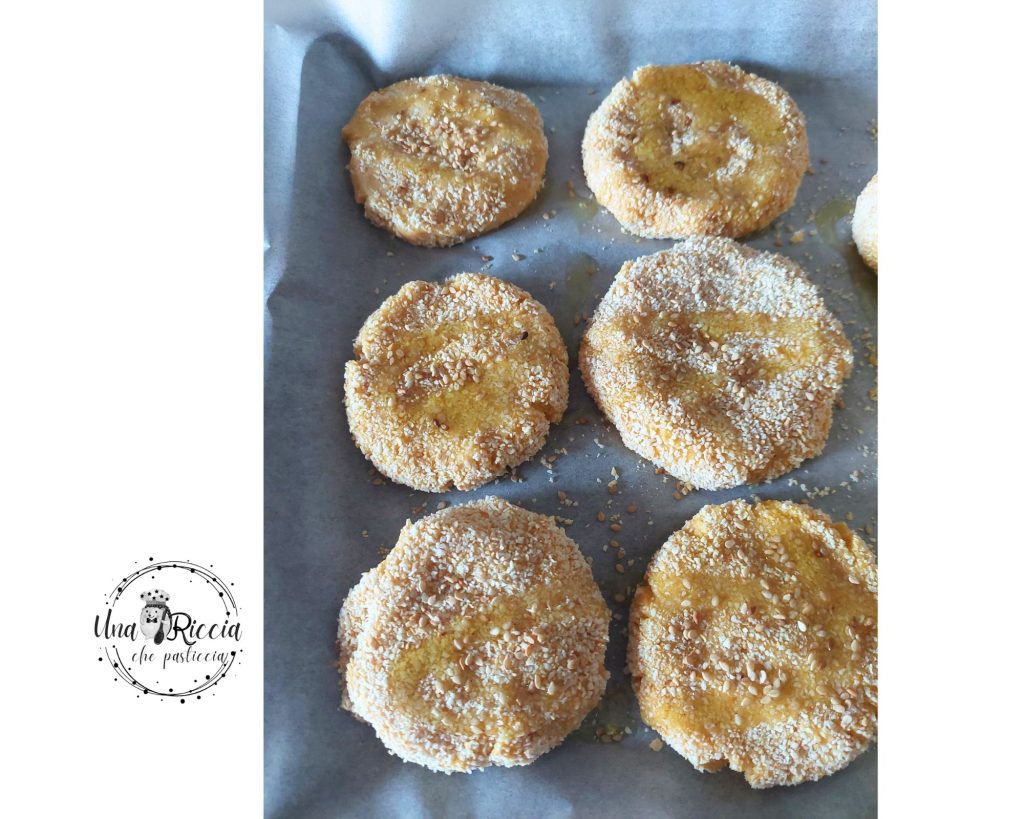 formação e cozimento hambúrguer de grão-de-bico e pecorino sem ovos assado